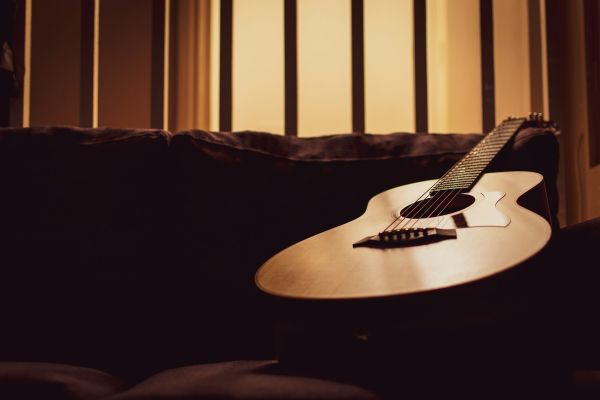 Débutez en guitare à Tours : Guide des meilleures leçons